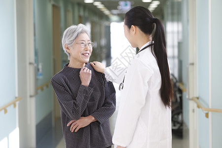 老年女性医院就医咨询女生高清图片素材