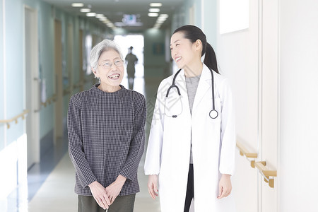 女医生和老奶奶医院走廊交流医疗设备高清图片素材