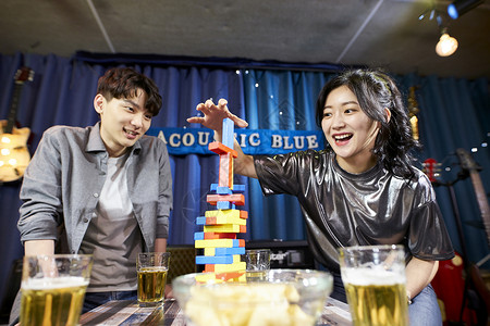 考试啤酒杯韩国生活朋友友谊20多岁青春伙伴高清图片素材