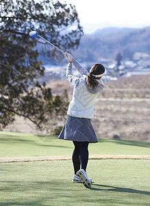 挥手高尔夫球衣女子打高尔夫球图片