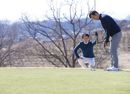 业余爱好者四十来岁瞄准打高尔夫球的人图片