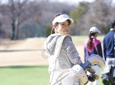 3人40多岁笑容女子打高尔夫球图片