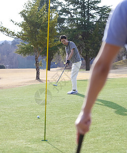 户外打高尔夫球的人图片