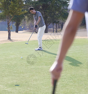在室外打高尔夫球的人图片