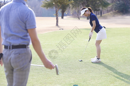 高尔夫球俱乐部初学者异夫妇男人和女人打高尔夫球图片