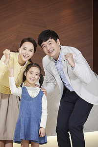 妈妈陪小女孩一起看医生韩国人高清图片素材