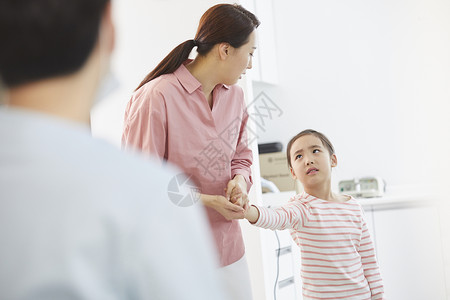 母亲带女儿检查牙齿图片