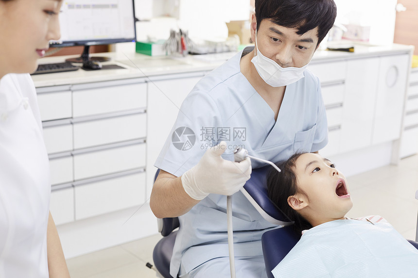 牙科医生给小女孩做牙齿手术图片