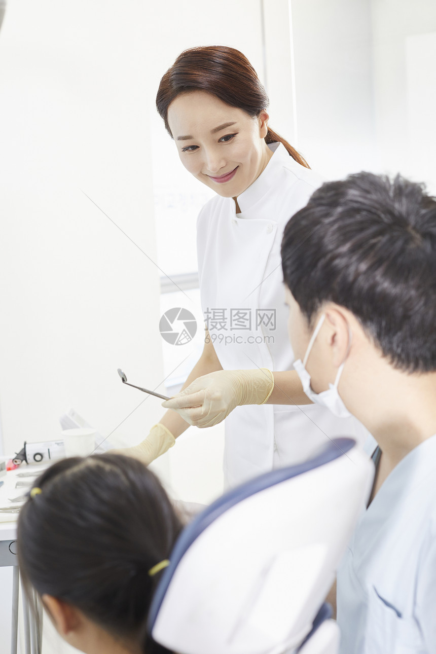 母女在医院检查牙齿健康图片