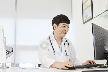 办公室使用电脑的医生韩国人高清图片素材