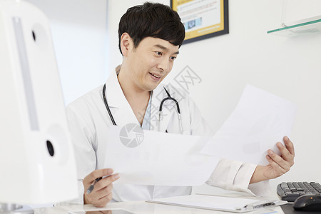 研究医疗文件的医生韩国人高清图片素材