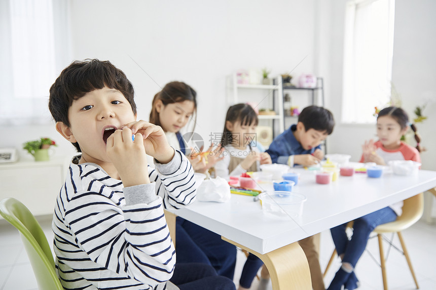 制作粘土模型的可爱小朋友们图片