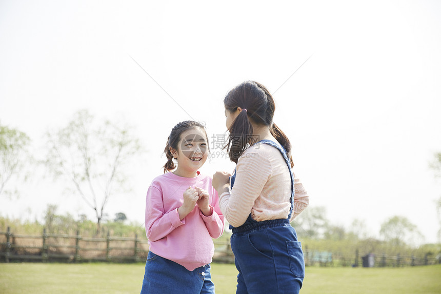 户外玩耍的小女孩图片