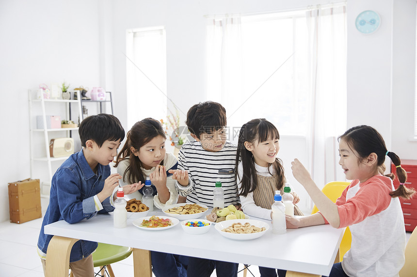 小朋友家庭聚餐享受美食图片