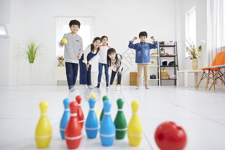 小朋友家庭聚会在家玩打球游戏图片