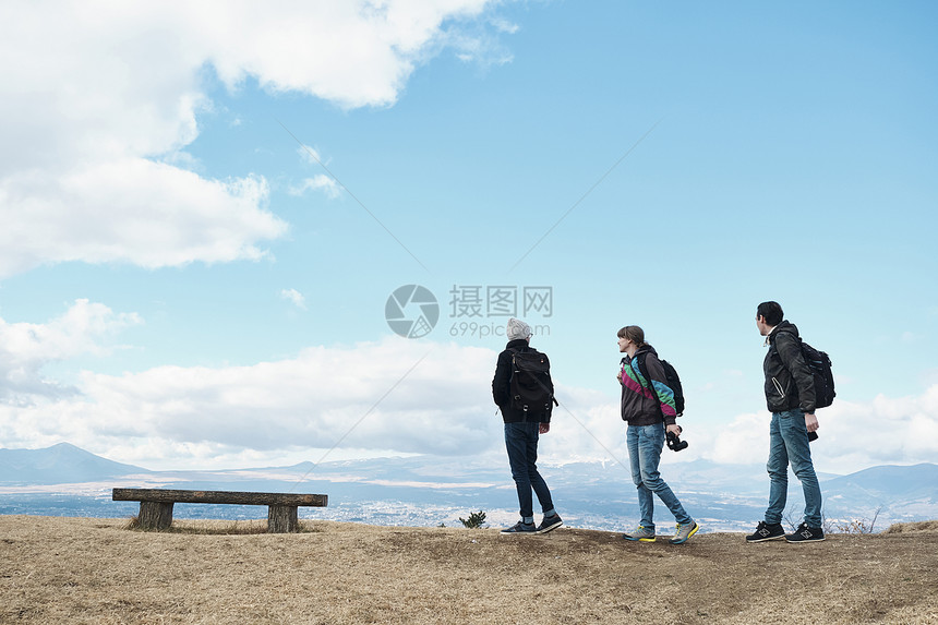 三人指引年轻徒步旅行的外国人观点图片