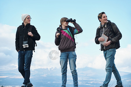 三人行走快乐徒步旅行的外国人观点图片