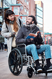 条人物男女在轮椅旅行的人图片