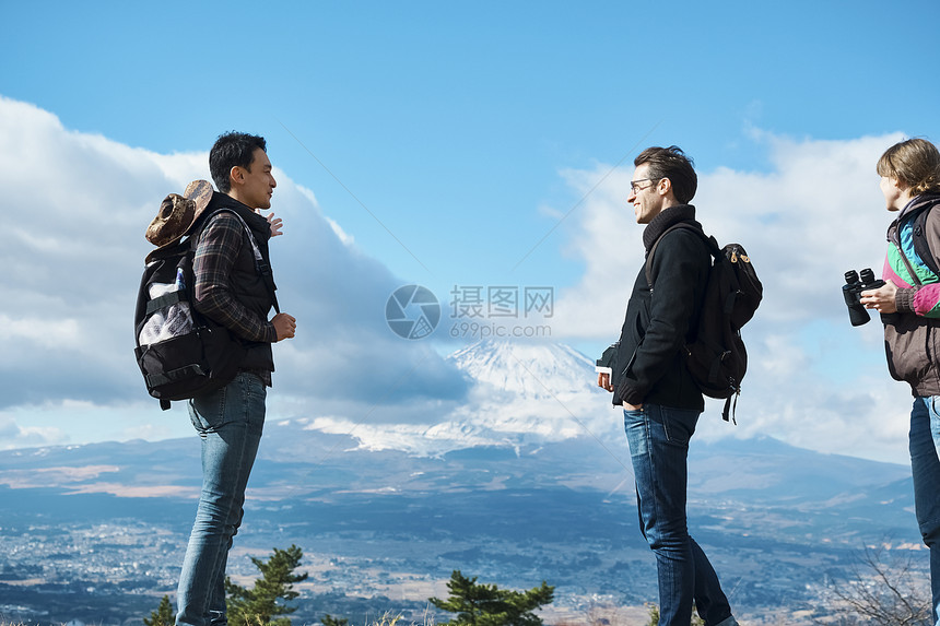 欢快指示户外外国人的观点富士山图片