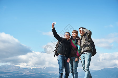游览女拍照富士山带外国人青春高清图片素材