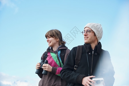 年轻人物露营徒步旅行的外国人观点图片
