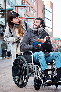 30多岁全球仲见世在轮椅旅行的人图片