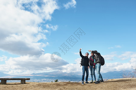 伙伴景色三人富士山带外国人欢快高清图片素材
