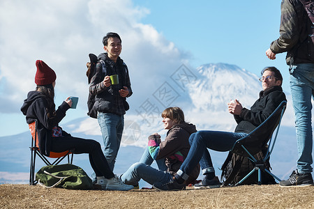 日本旅游业背包客富士山观看外国人图片