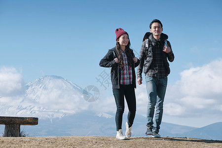 男笑脸行走富士山视图徒步旅行夫妇图片