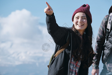 两个人户外远足富士山视图徒步旅行夫妇图片