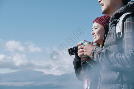 有趣远足快乐富士山视图徒步旅行夫妇图片