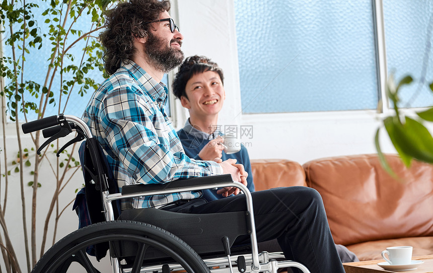 女商人协会成员屏障坐轮椅的人图片
