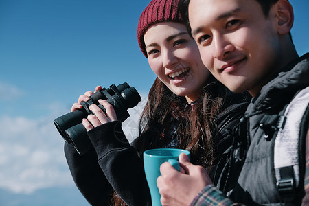 开心男快乐的富士山视图徒步旅行夫妇图片