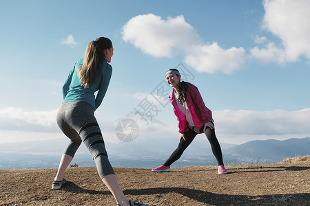 年轻美女户外跑步运动图片