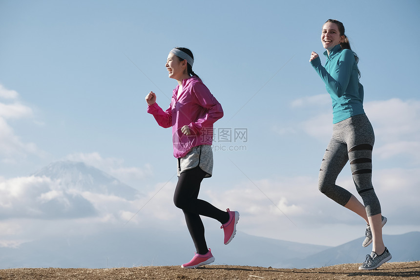 年轻美女户外跑步运动图片