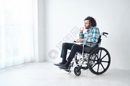成人放松无障碍坐轮椅的人图片