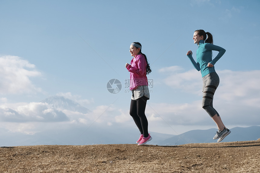 绝美的景色享受锻炼富士外国人女子跑步图片
