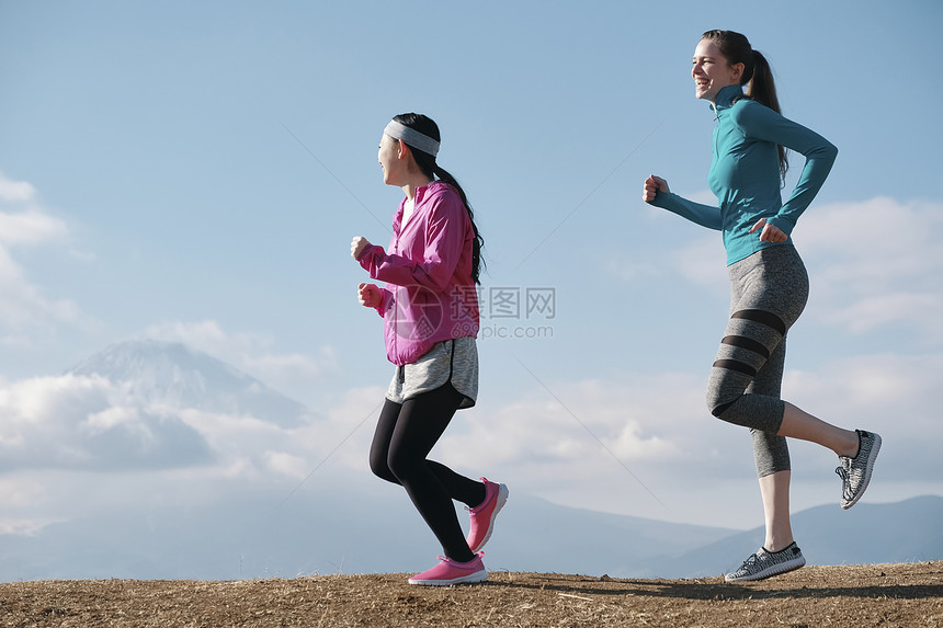 乐趣笑容文稿空间富士外国人女子跑步图片
