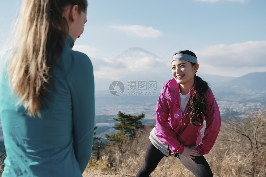 运动蓝天蓝蓝的天空富士外国人女子健身图片