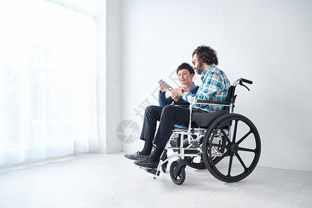 骨折受伤青年轮椅商人图片