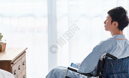 残疾患者骨折坐在轮椅上的男人图片
