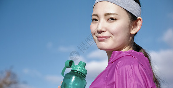 女子运动补水图片