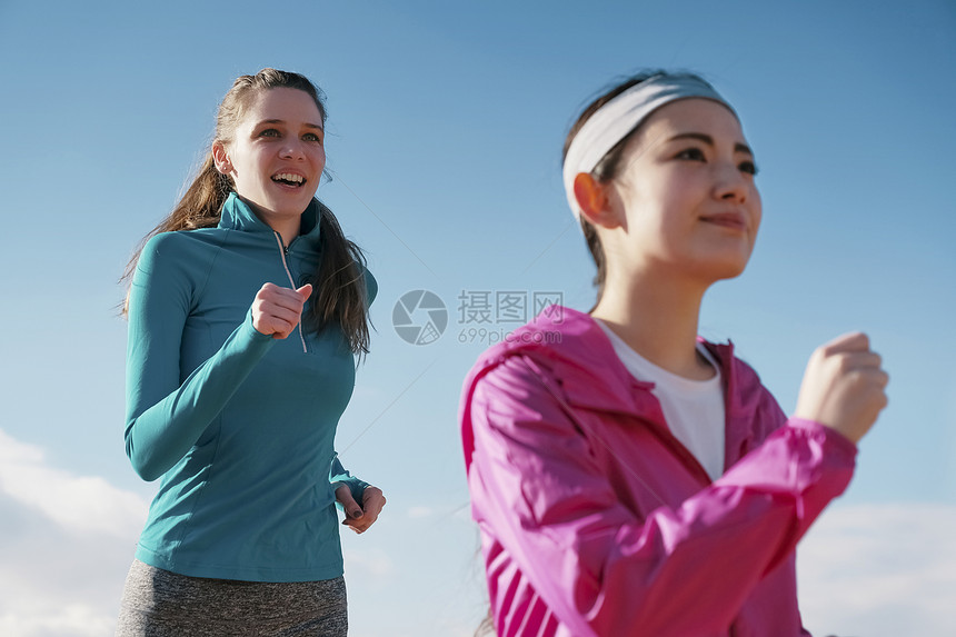 愉快欣赏青春外国人女人跑图片