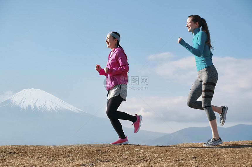 蓝天笑脸乐趣富士外国人女子跑步图片