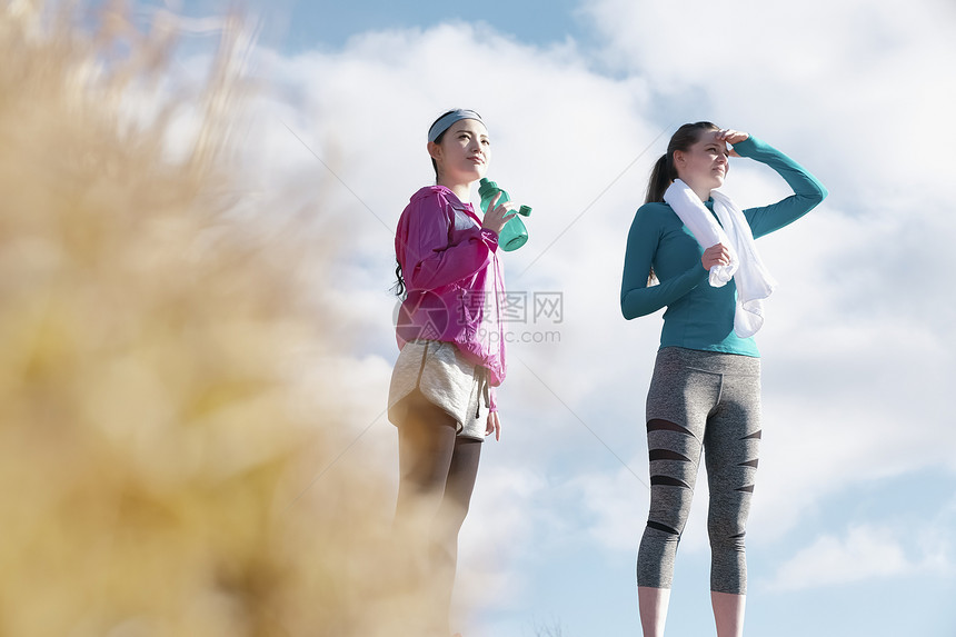欢快两个人女富士山外国人女子健身补水图片