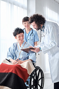 护士阻力骨折坐在轮椅上的男人图片