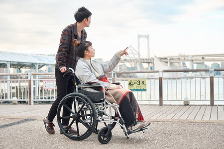 海岸婚姻残疾轮椅妇女和男子图片
