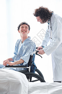 医生无障碍调查分析坐在轮椅上的男人图片