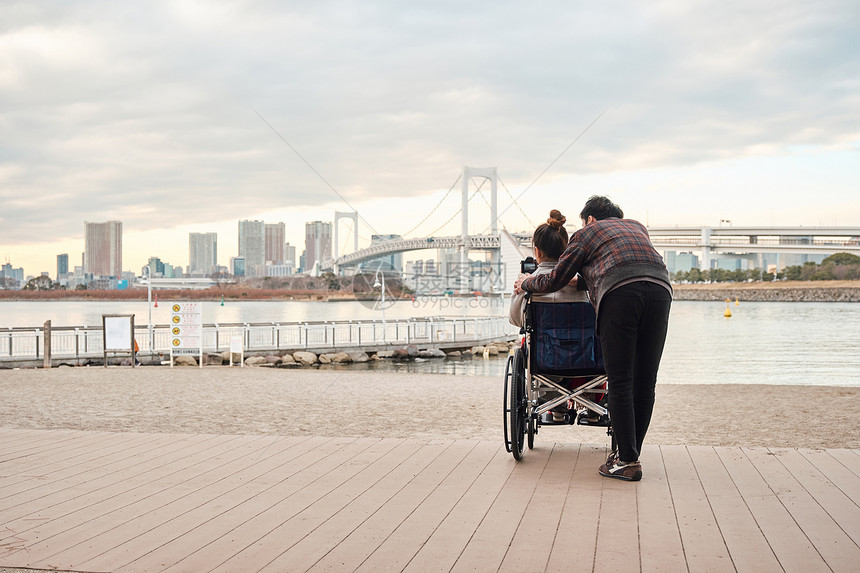 行走双人天轮椅妇女和男子图片