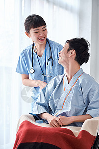 户内护士关心坐在轮椅上的病人图片
